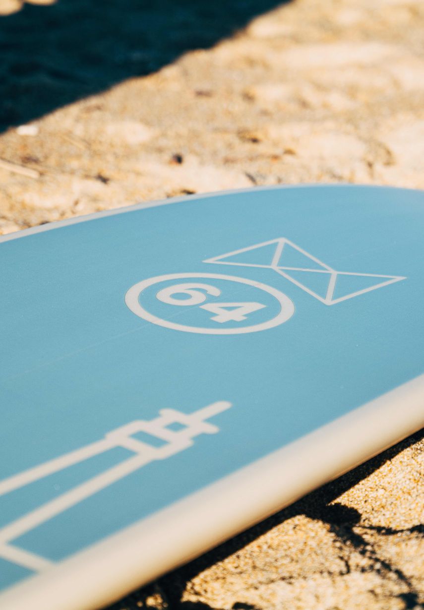 Planche de surf Notox x 64 sur la plage