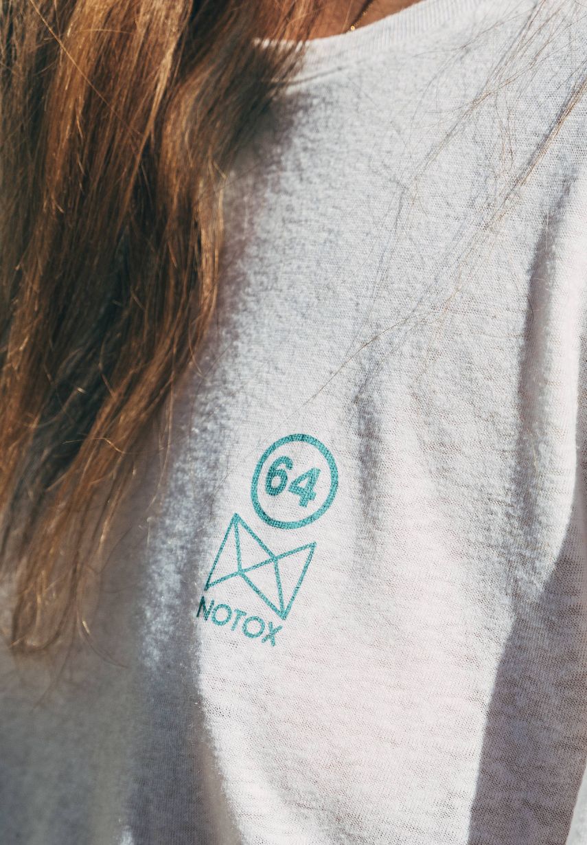 Détail logo 64 x NOTOX sur le t shirt coté coeur