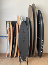 Charger l'image dans la galerie, planche de surf notox shortboard en noyer et tissus de carbone upcyclé
