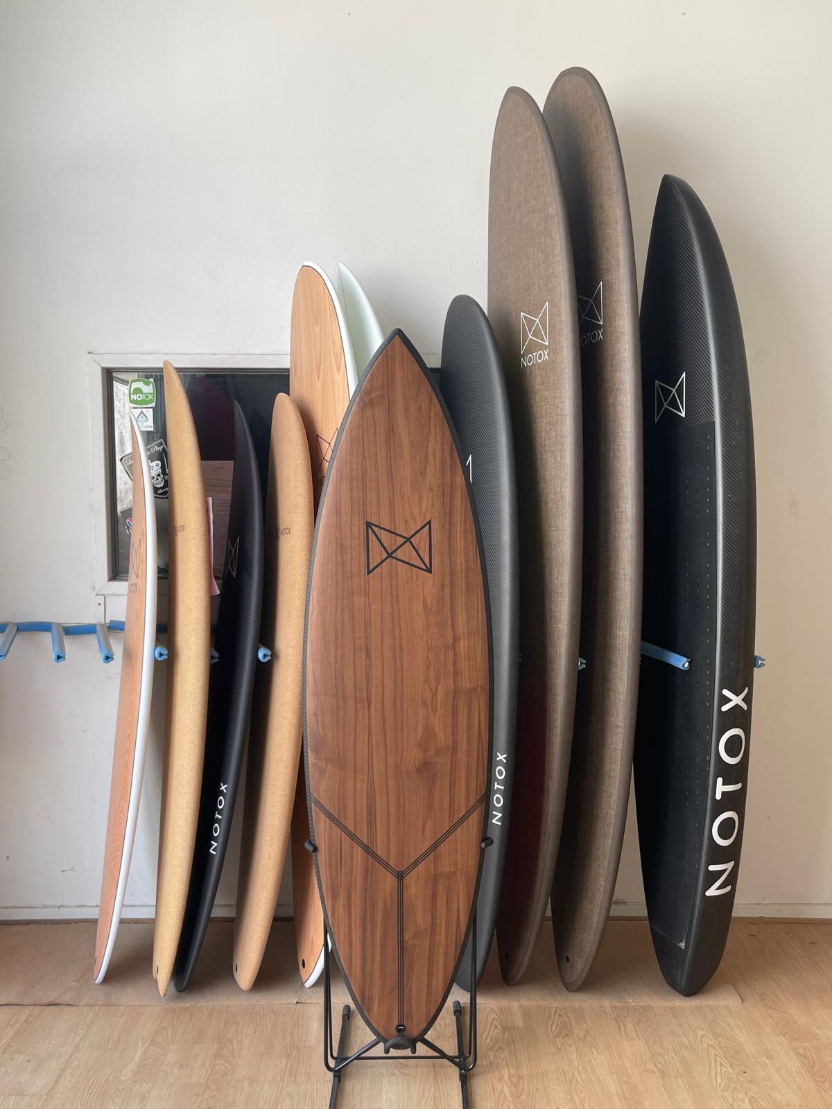 planche de surf notox shortboard en noyer et tissus de carbone upcyclé